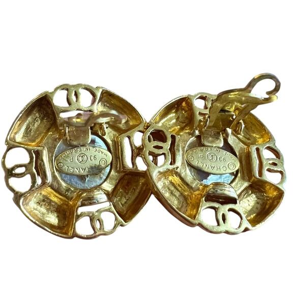 CHANEL Vintage CC Round Button Faux Pearl Clip-On Earring - Picture 4 of 10